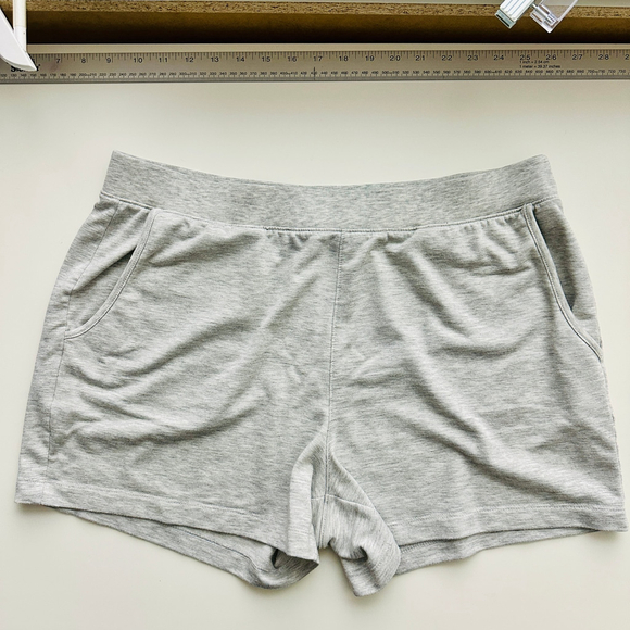 BANANA REPUBLIC Gray Athleisure Shorts, Size‎ Large - Picture 3 of 8